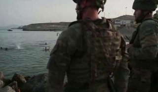 Испанские военные оказывают помощь мигрантам в Сеуте